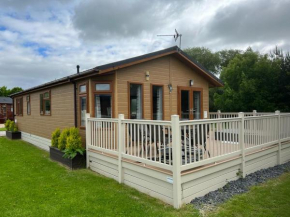 Kingfisher Lodge with Hot Tub